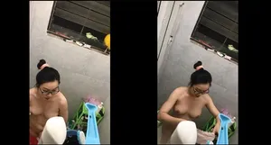 Quay lén nữ học sinh nhà kề bên tắm