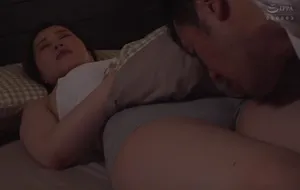 3 ngày anh xã đi công tác, bà xã ở nhà nữa đêm bị bố chồng yêu mò vào phòng