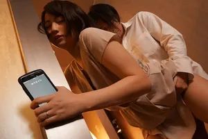 Cô vợ đi họp lớp rồi trả bài với nyc mặc cho gã chồng ở nhà chờ
