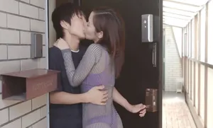 Cô hàng xóm với chiếc quần lót lọt khe và cậu nhóc nhà đối diện may mắn