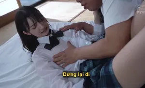 Bố dượng không còn kiềm được trước hoa nhỏ trong bộ đồng phục bị ướt mưa