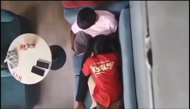 Quay lén con ghệ bú mút cho người tình nơi công cộng