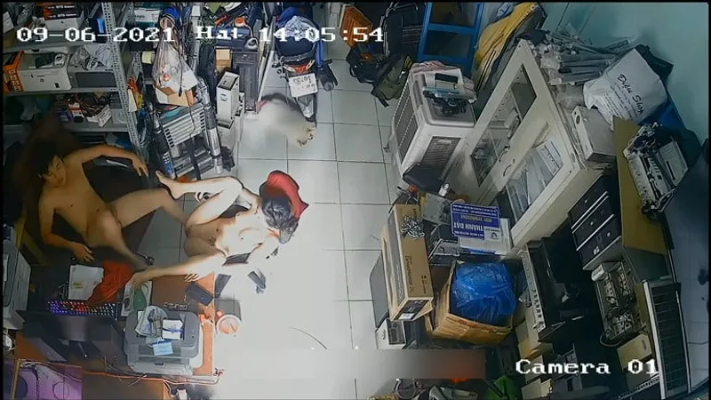 Vợ yêu ông chồng làm tình nhau trong của hàng máy tính