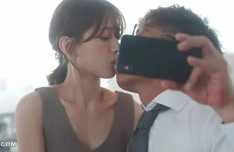 Thấy bà xã hơi lạ, ông xã xem điện thoại người vợ và thấy cảnh nện với cấp trên của mình