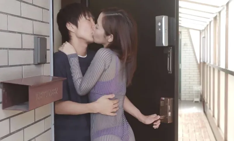 Cô hàng xóm với chiếc quần lót lọt khe và cậu nhóc nhà đối diện may mắn