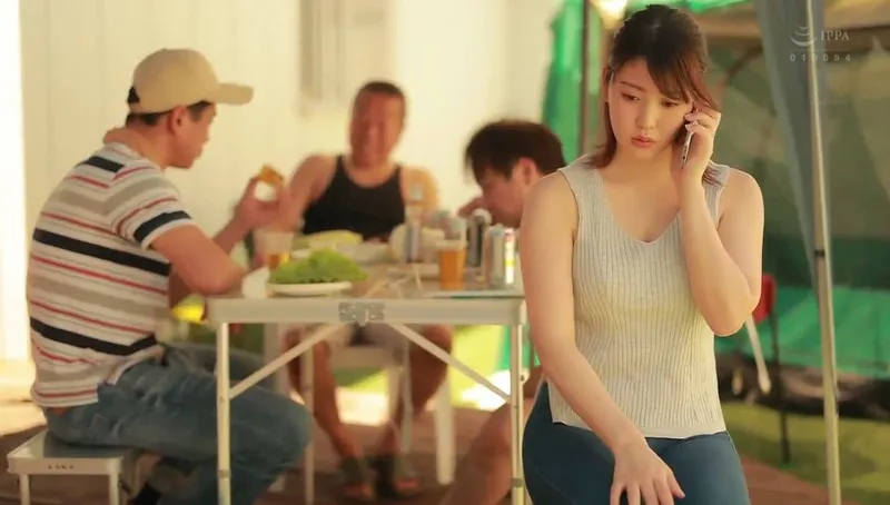 Ông xã khờ để bà xã tham gia sự kiện cắm trại với mấy gã cạnh bên nhà và cái kết