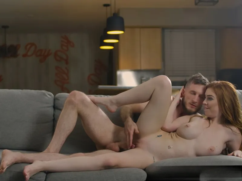 đang tăng ca mà em người yêu cứ dùng bím dụ tôi doggy cùng em